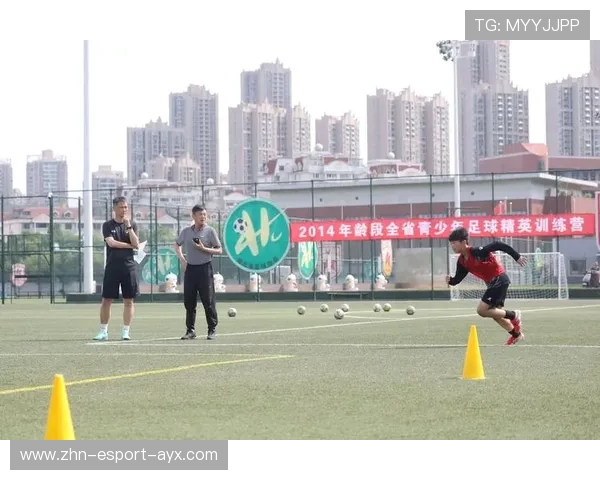 足球俱乐部在青训中推行家长培训提高家庭支持质量，足球训练营的相关情况